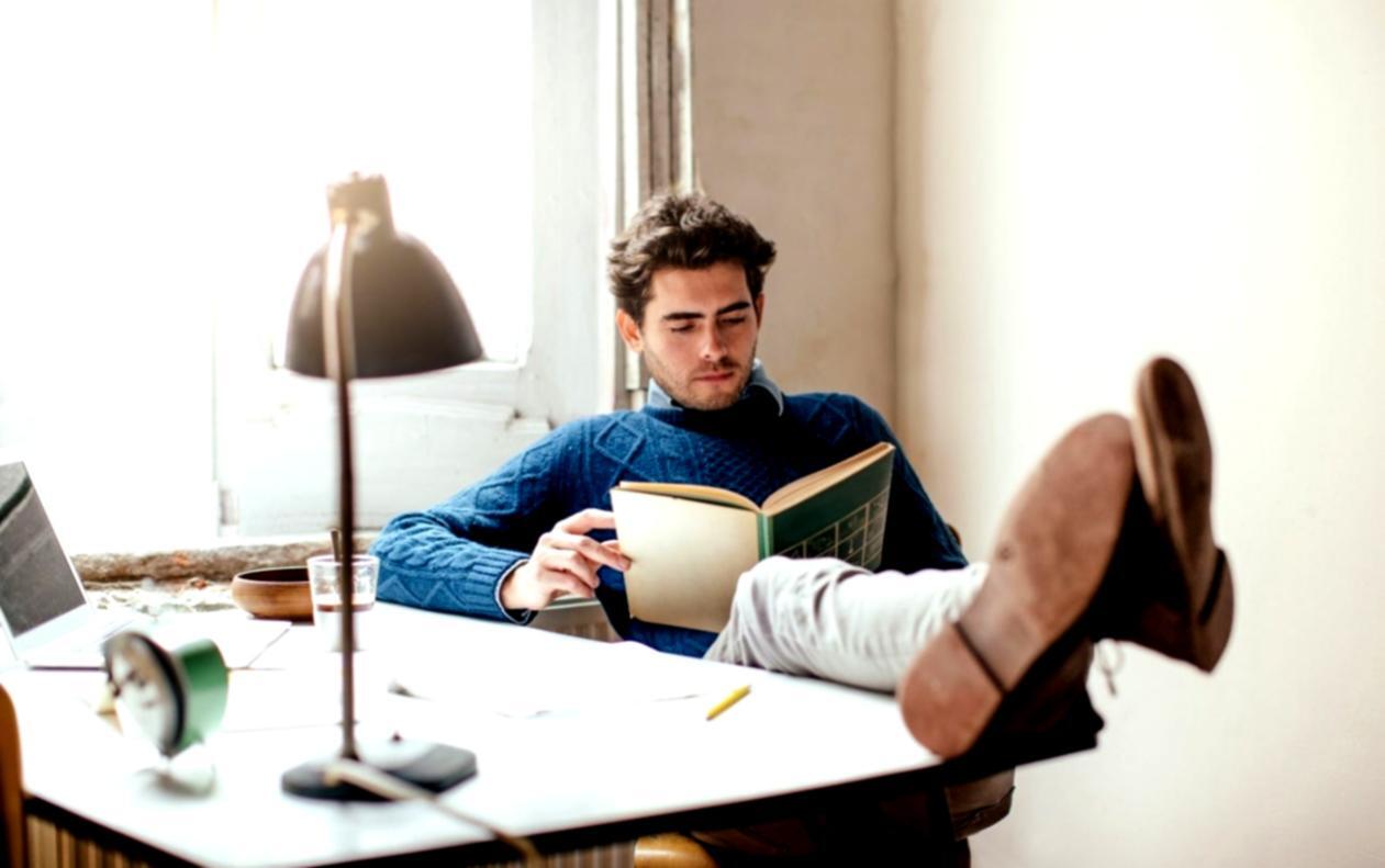 Espace de travail professionnel avec documents financiers